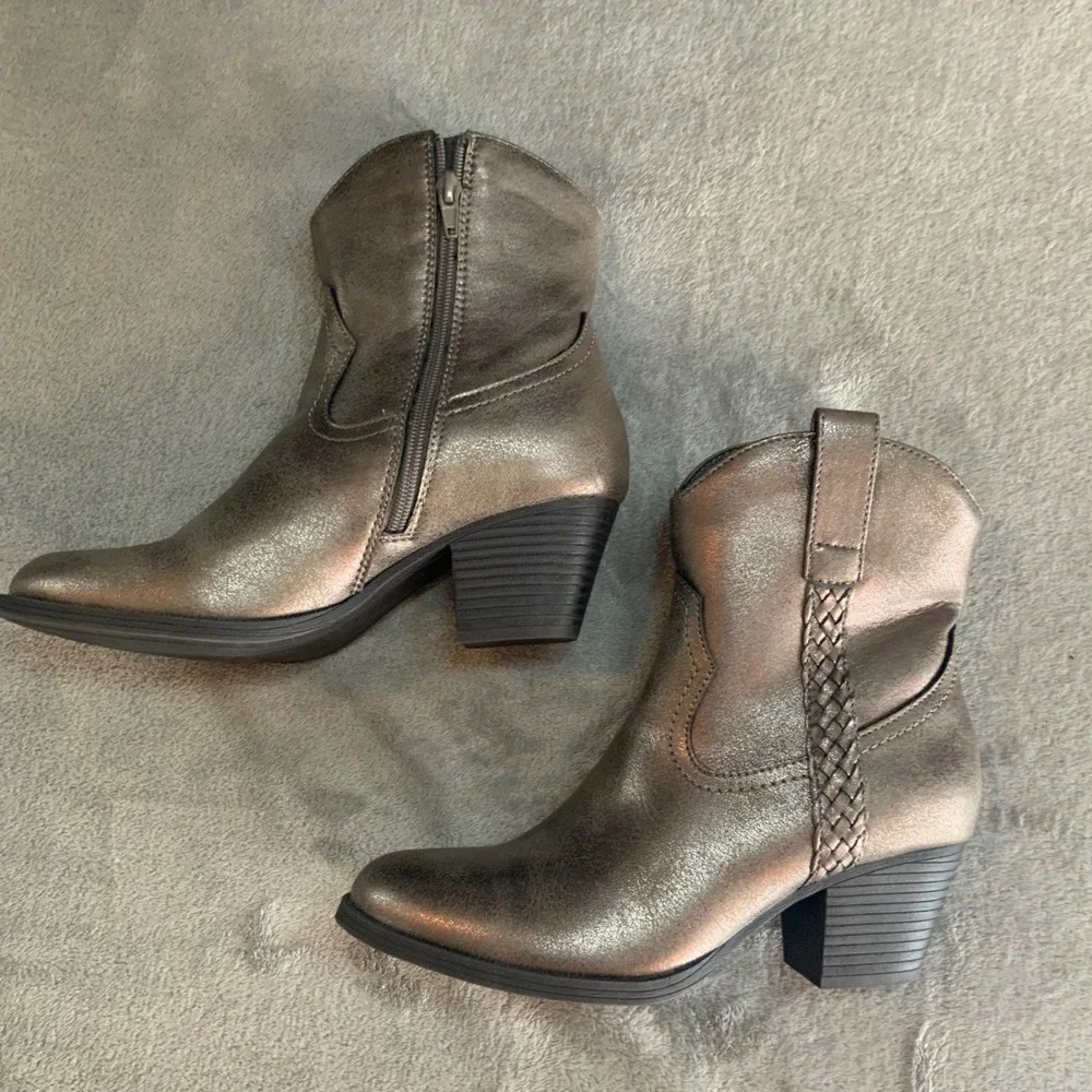 Frye and Co Womens Metallic Pewter Western Ankle Boots Braided Detail Size 7.5M